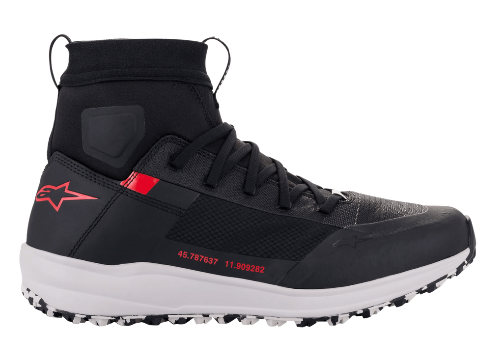 Zapatillas Alpinestars Speedforce, zapatillas de motociclismo, negro, blanco y rojo, vista de perfil lateral, silueta de zapatilla de running de corte alto con parte superior textil MATRYX®, entresuela blanca, logotipo de estrella roja en el talón y coordenadas numéricas rojas en el lateral, calzado de protección urbana