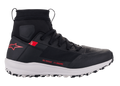 Zapatillas Alpinestars Speedforce, zapatillas de motociclismo, negro, blanco y rojo, vista de perfil lateral, silueta de zapatilla de running de corte alto con parte superior textil MATRYX®, entresuela blanca, logotipo de estrella roja en el talón y coordenadas numéricas rojas en el lateral, calzado de protección urbana
