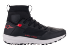 Zapatillas Alpinestars Speedforce, zapatillas de motociclismo, negro, blanco y rojo, vista de perfil lateral, silueta de zapatilla de running de corte alto con parte superior textil MATRYX®, entresuela blanca, logotipo de estrella roja en el talón y coordenadas numéricas rojas en el lateral, calzado de protección urbana