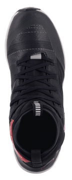 Alpinestars Speedforce Shoes, vista superior, color negro con detalles rojos en el talón, calzado de motociclismo de corte alto con parte superior de tejido MATRYX, cordones negros y silueta de zapatilla de running