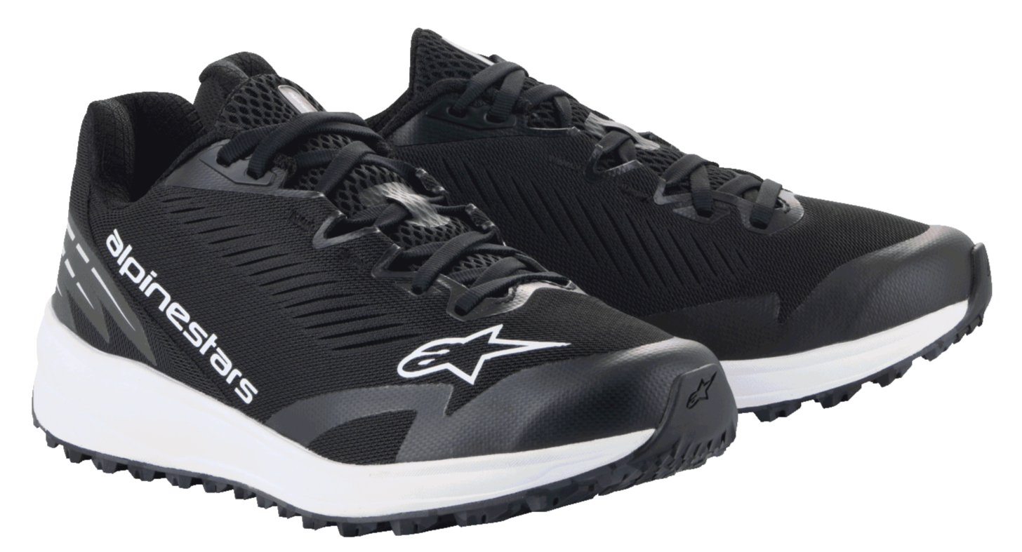 Alpinestars Meta Road V2 Shoes, calzado deportivo, negros y blancos, parte superior de malla transpirable con logotipos Alpinestars en blanco, entresuela blanca gruesa, diseño atlético para ropa de trabajo de equipos de carreras