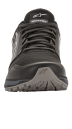 Alpinestars Meta Trail Shoes, zapatillas de running de alto rendimiento, negro y gris oscuro, vista frontal, puntera duradera con logotipo de estrella, confección en malla con cordones, suela de goma robusta resistente al aceite