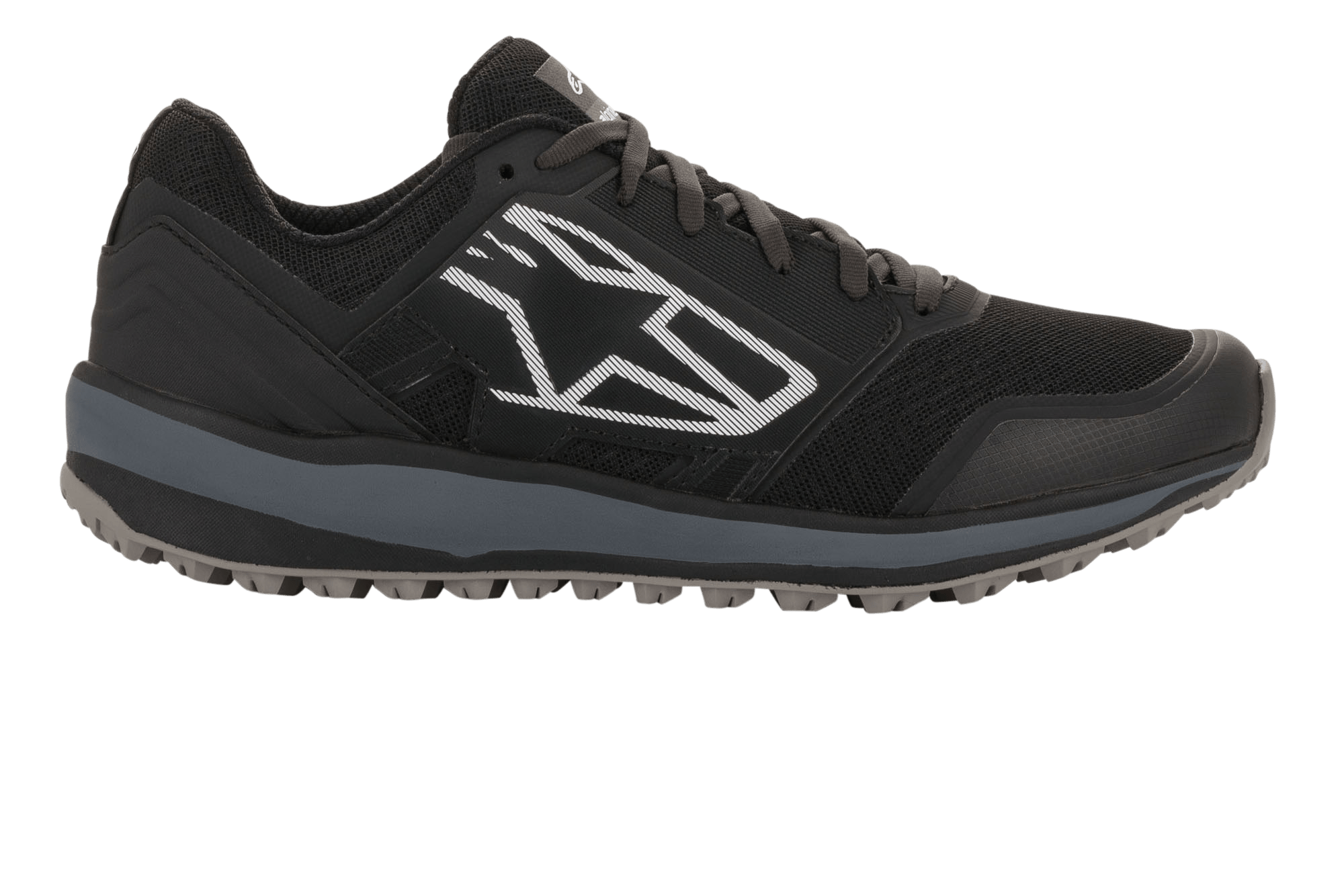 Alpinestars Meta Trail Shoes, zapatillas de running de alto rendimiento, negro y gris oscuro, perfil lateral con un gran logotipo geométrico de Astars en blanco, parte superior de malla con entresuela gris y suela de goma con tacos, calzado casual para paddock de automovilismo