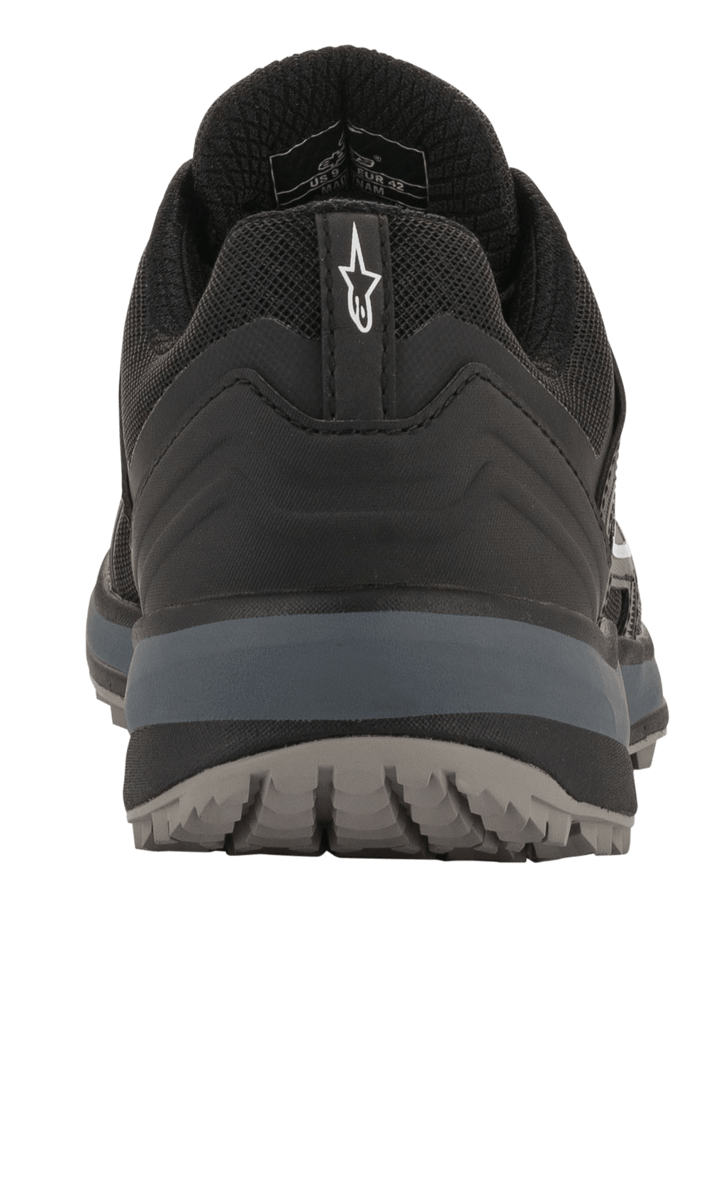 Zapatos Alpinestars Meta Trail, calzado de running de alto rendimiento, negro y gris oscuro, vista trasera que muestra el tirador del talón con el logotipo Astar blanco, entresuela gris oscuro y suela texturizada, calzado casual inspirado en el automovilismo para el paddock
