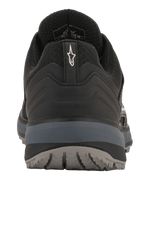 Zapatos Alpinestars Meta Trail, calzado de running de alto rendimiento, negro y gris oscuro, vista trasera que muestra el tirador del talón con el logotipo Astar blanco, entresuela gris oscuro y suela texturizada, calzado casual inspirado en el automovilismo para el paddock