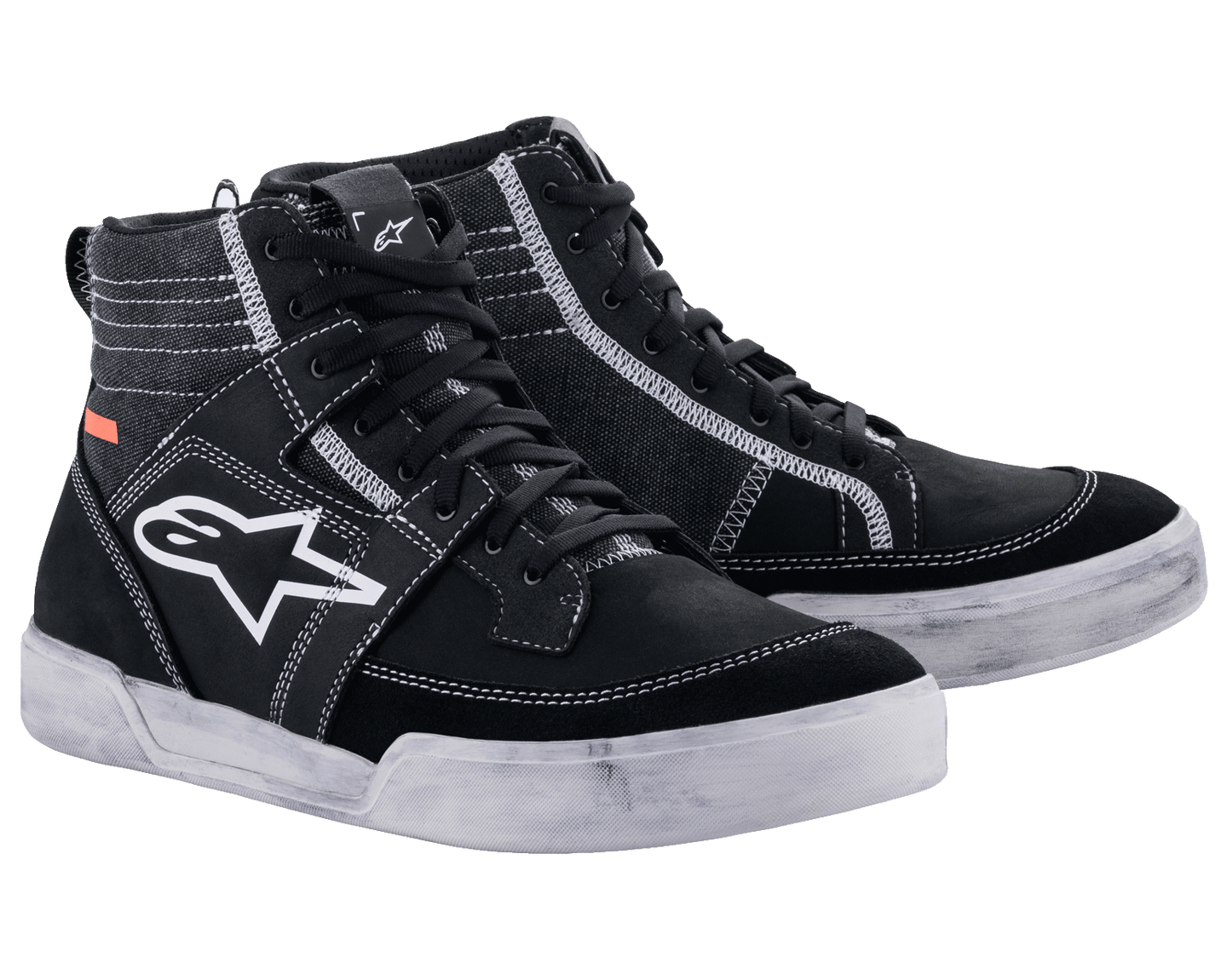Zapatos Alpinestars Ageless, calzado urbano para motocicleta, negros con costuras y suelas blancas en contraste, silueta de zapatilla de bota alta con un gran logotipo de estrella blanca en el lateral, equipo de protección casual para conducción en carretera