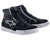 Zapatos Alpinestars Ageless, calzado urbano para motocicleta, negros con costuras y suelas blancas en contraste, silueta de zapatilla de bota alta con un gran logotipo de estrella blanca en el lateral, equipo de protección casual para conducción en carretera