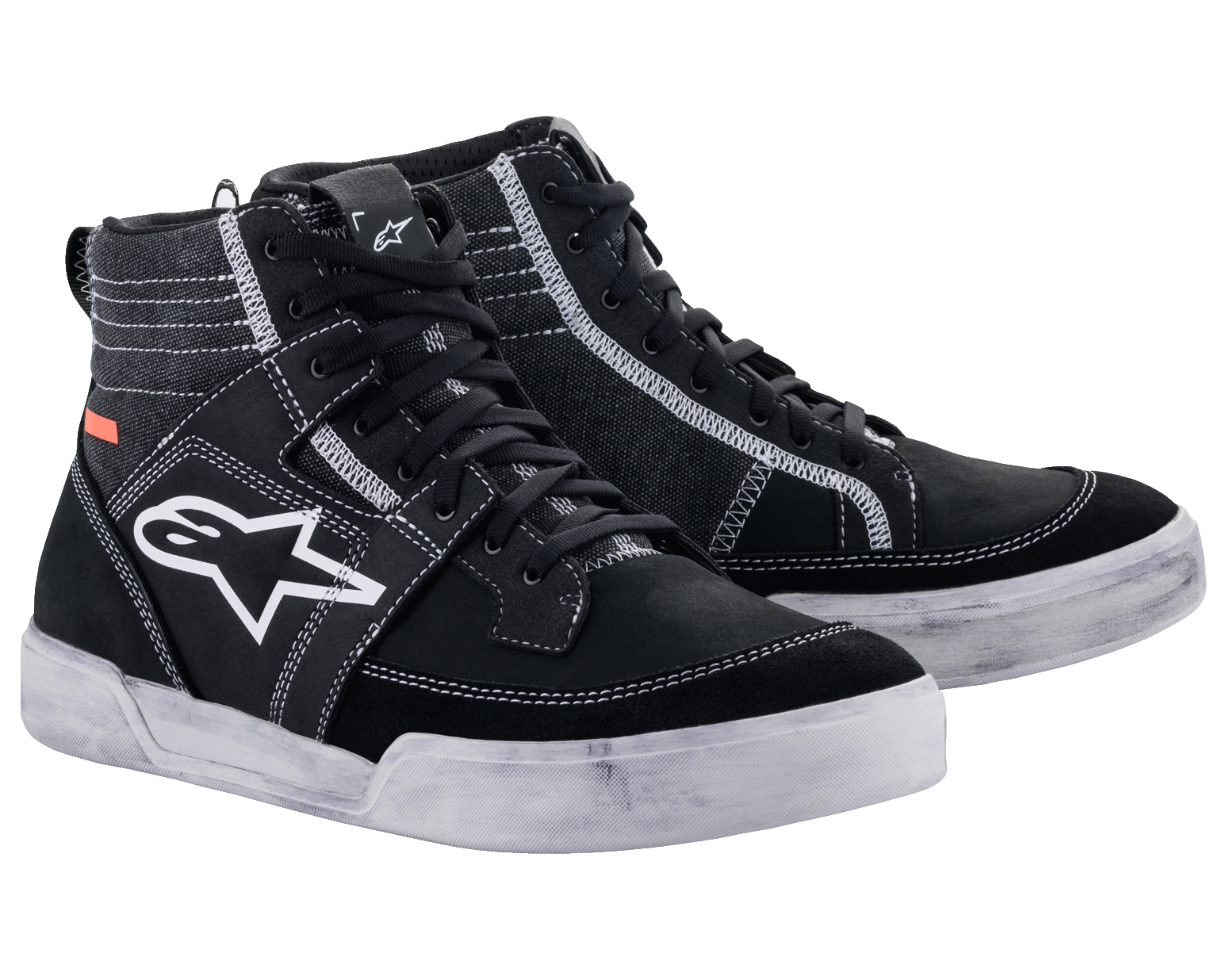 Zapatos Alpinestars Ageless, calzado urbano para motocicleta, negros con costuras y suelas blancas en contraste, silueta de zapatilla de bota alta con un gran logotipo de estrella blanca en el lateral, equipo de protección casual para conducción en carretera