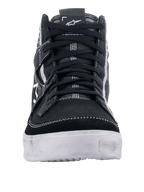 Alpinestars Ageless Riding Shoes, Negro Blanco Gris Frío, vista frontal de zapato de moto de estilo casual, parte superior de ante negro y lona con costuras blancas en contraste, suela blanca resistente, calzado para conducción urbana