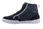 Alpinestars Ageless Riding Shoes, zapatos de moto en negro y gris frío, vista lateral, construcción de lona y ante con costuras blancas en contraste, estilo de zapatilla de caña alta con suela de color blanco roto y cordones negros