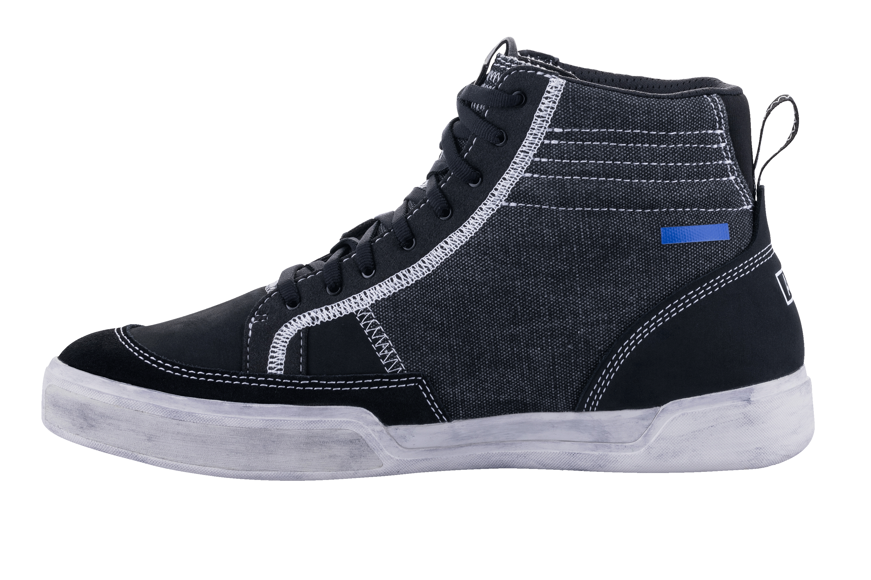 Alpinestars Ageless Riding Shoes, zapatos de moto en negro y gris frío, vista lateral, construcción de lona y ante con costuras blancas en contraste, estilo de zapatilla de caña alta con suela de color blanco roto y cordones negros