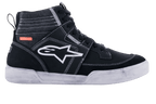 Alpinestars Ageless Riding Shoes, zapatos de moto urbanos, negros y blancos, silueta de zapatilla de caña alta con paneles de ante y lona, costuras blancas en contraste, logotipo A-star blanco en el lateral y suela de goma blanca