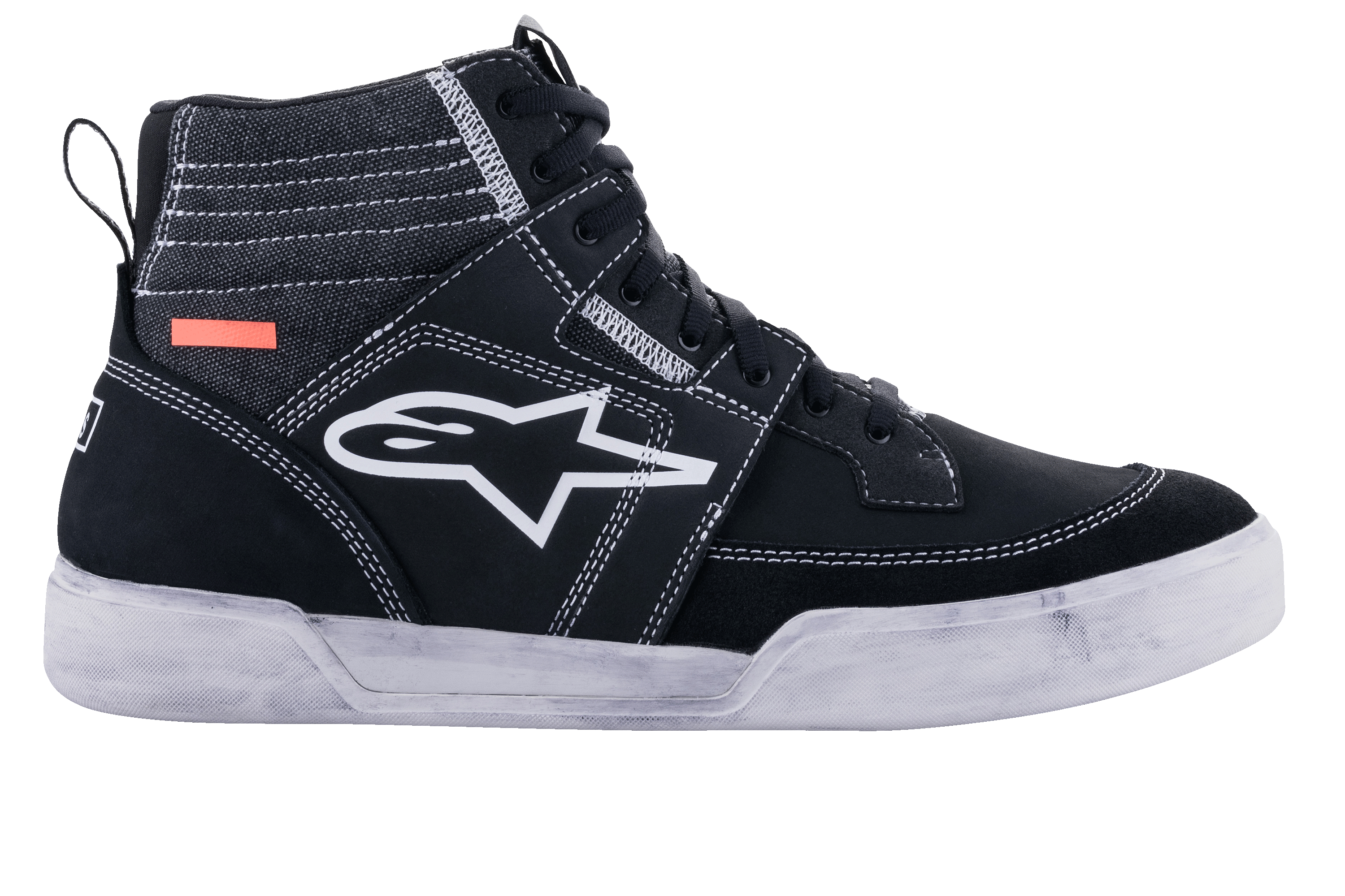 Alpinestars Ageless Riding Shoes, zapatos de moto urbanos, negros y blancos, silueta de zapatilla de caña alta con paneles de ante y lona, costuras blancas en contraste, logotipo A-star blanco en el lateral y suela de goma blanca