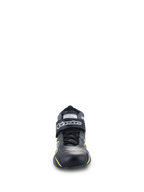 Zapatos Alpinestars Tech-1 T V3 FIA, calzado de automovilismo, negros con detalles en amarillo flúor, vista frontal, construcción íntegramente en cuero con correa de velcro en el tobillo, logotipo de Alpinestars en blanco, diseño técnico para conducción de alto rendimiento