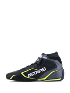 Alpinestars Tech-1 T V3 Shoes FIA, zapatos de automovilismo, negro, gris frío y amarillo flúor, vista de perfil lateral que muestra la construcción de cuero, logotipo ASTARS en blanco, cuello elástico ignífugo y detalles en amarillo vibrante.