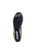 Alpinestars Tech-1 T V3 Shoes FIA, vista de la suela, negro con detalles en amarillo flúor, suela de goma inspirada en el dibujo de un neumático asimétrico, con logotipos de Alpinestars y patrón texturizado para sensibilidad al pedal y agarre.