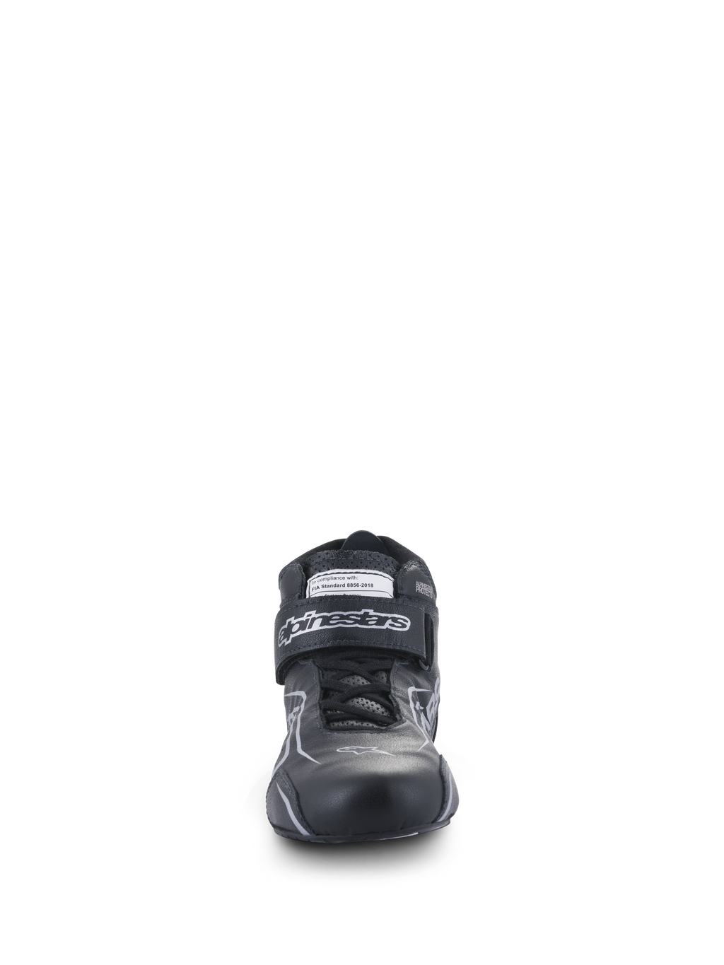 Alpinestars Tech-1 T V3 Shoes FIA, zapatillas de automovilismo, negro y plateado, vista frontal con construcción en cuero de vaca, correa de velcro con marca Alpinestars y etiqueta de certificación FIA, calzado de conducción de alto rendimiento