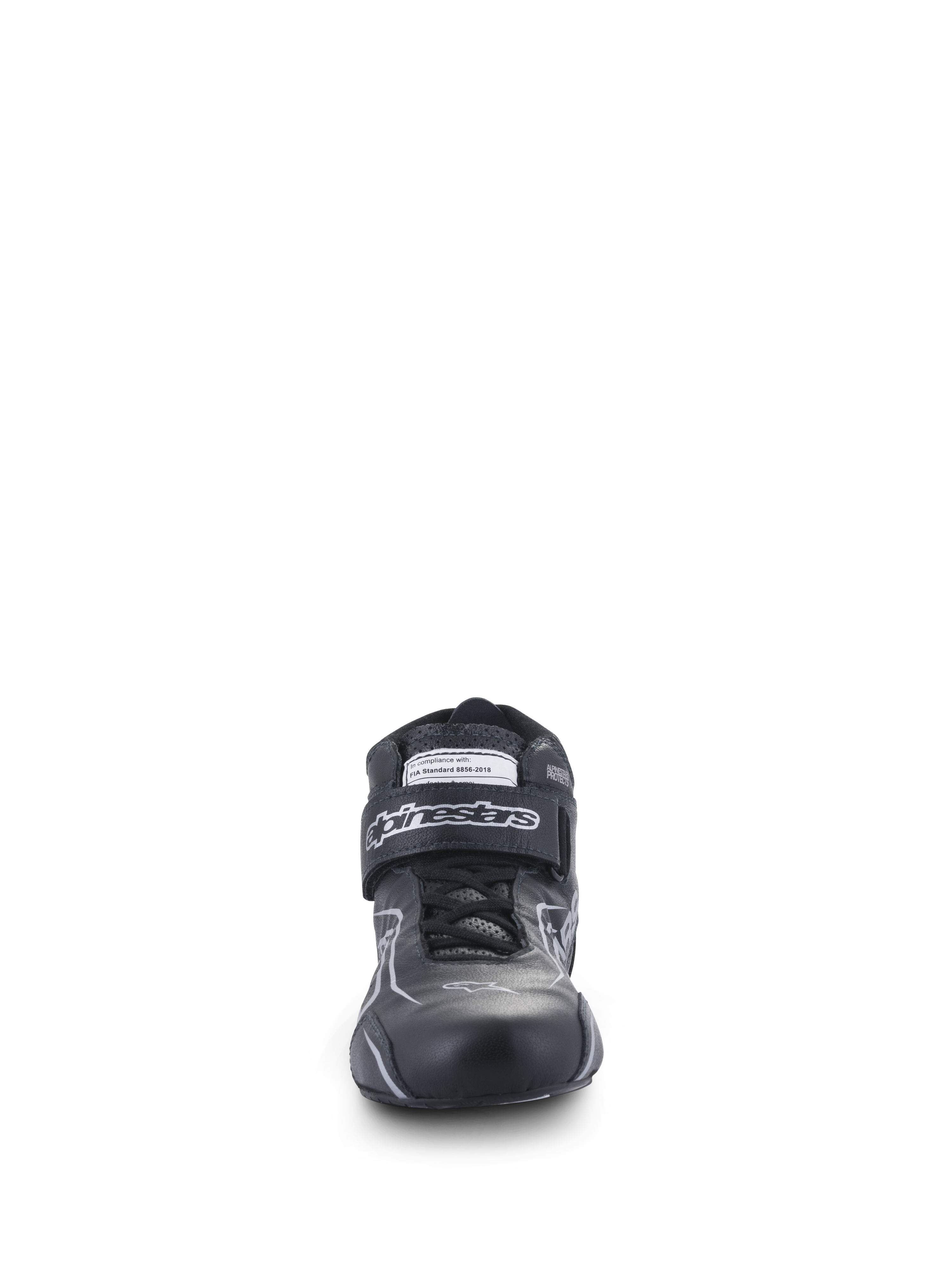 Alpinestars Tech-1 T V3 Shoes FIA, zapatillas de automovilismo, negro y plateado, vista frontal con construcción en cuero de vaca, correa de velcro con marca Alpinestars y etiqueta de certificación FIA, calzado de conducción de alto rendimiento