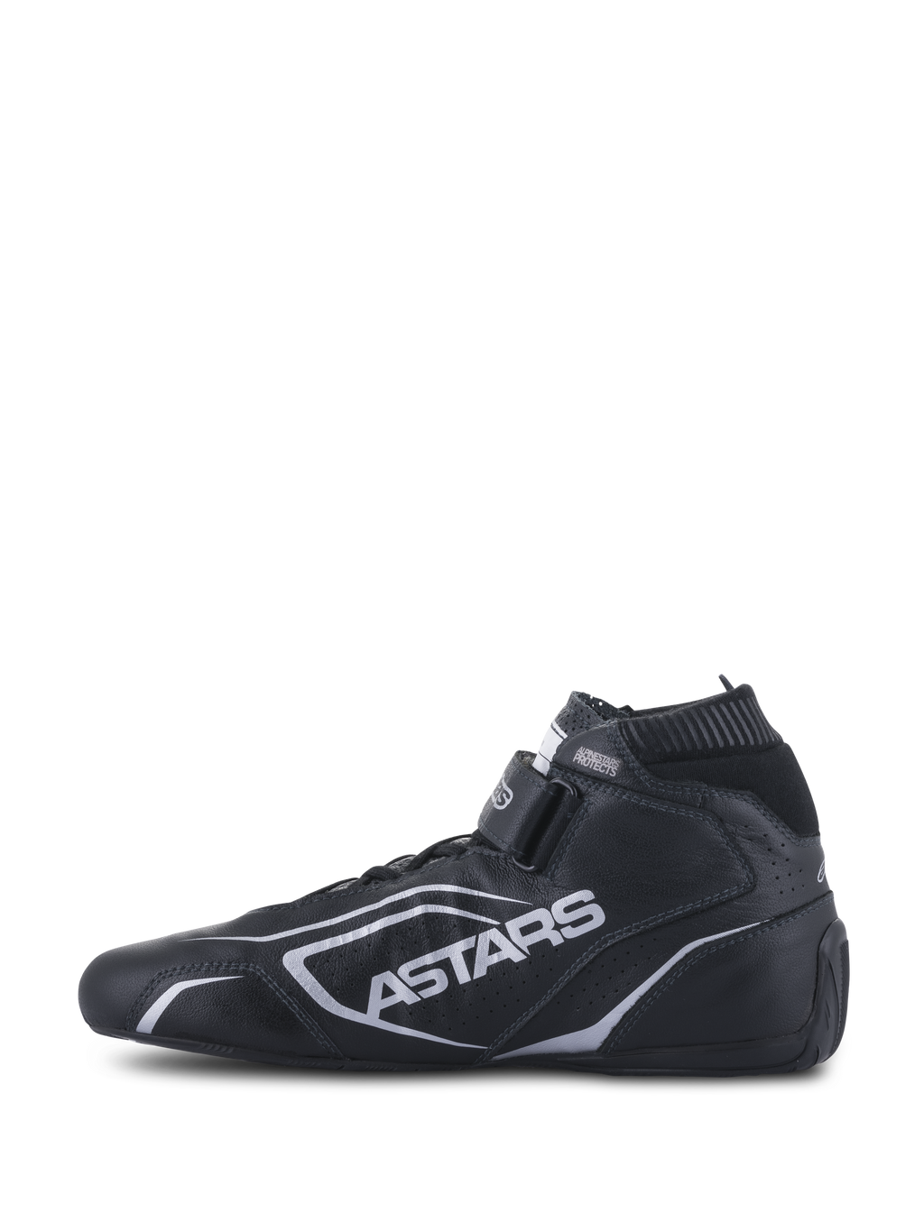 Zapatos Alpinestars Tech-1 T V3 FIA, calzado de automovilismo, negro y plata, vista de perfil lateral, construcción de cuero de vaca completo con marca ASTARS plateada, correa de gancho y bucle ajustable y cuello elástico ignífugo.