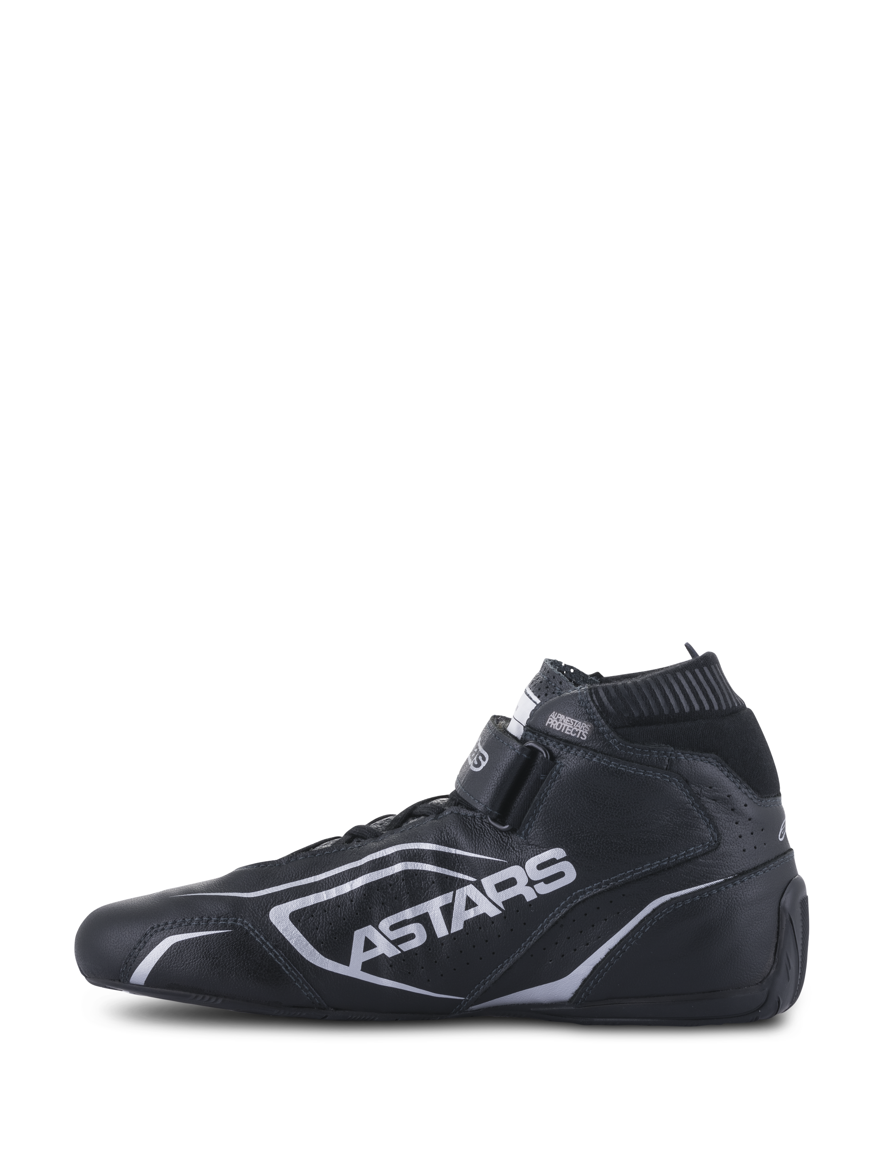 Zapatos Alpinestars Tech-1 T V3 FIA, calzado de automovilismo, negro y plata, vista de perfil lateral, construcción de cuero de vaca completo con marca ASTARS plateada, correa de gancho y bucle ajustable y cuello elástico ignífugo.