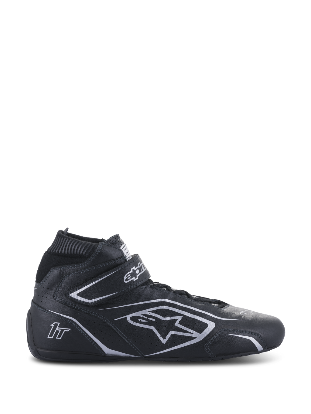 Alpinestars Tech-1 T V3 Shoes FIA, zapatos de carreras negros y plateados, calzado de cuero de caña alta para automovilismo con correa de velcro en el tobillo, paneles laterales perforados y detalles plateados, con homologación FIA para competición profesional.