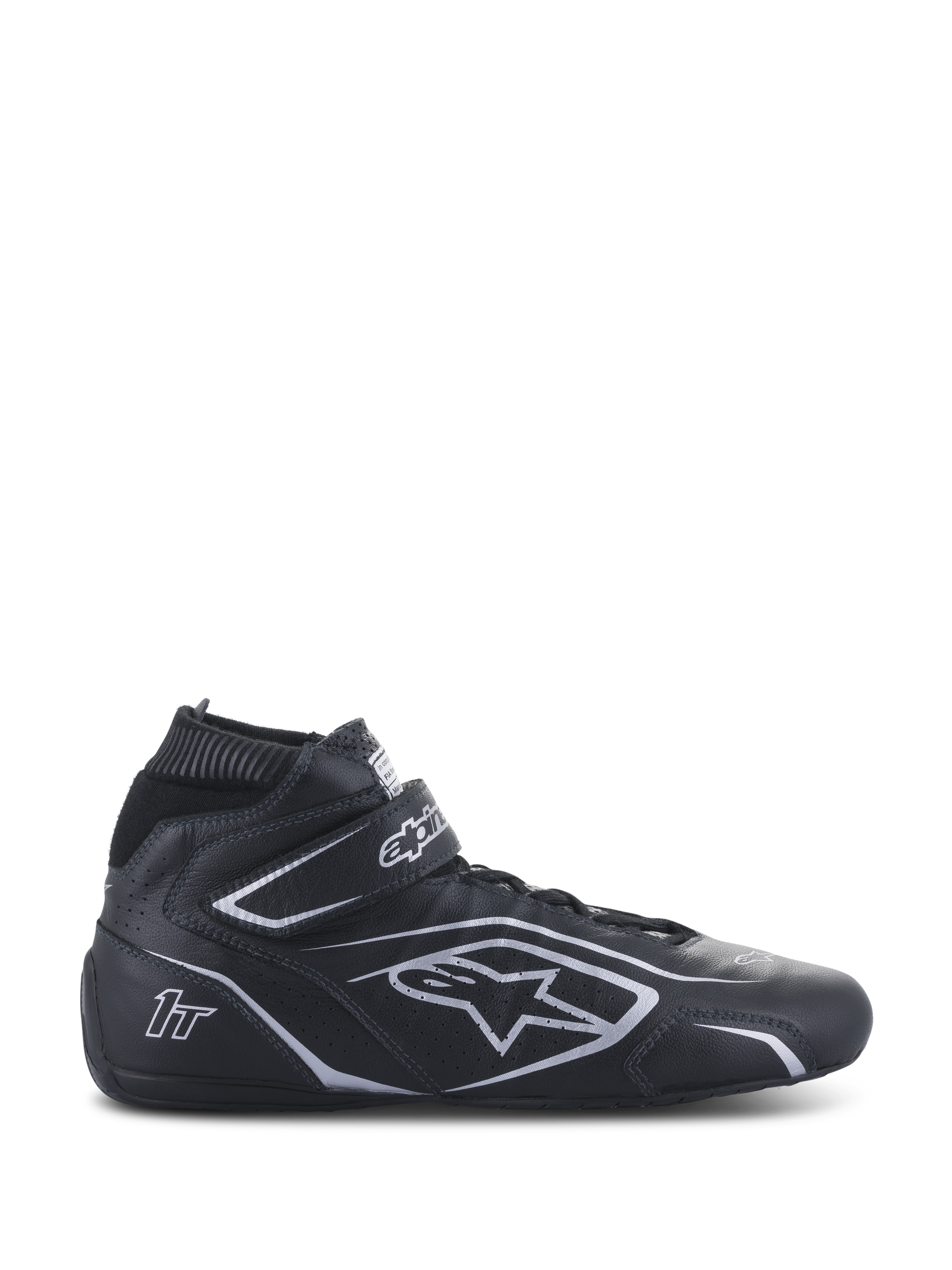 Alpinestars Tech-1 T V3 Shoes FIA, zapatos de carreras negros y plateados, calzado de cuero de caña alta para automovilismo con correa de velcro en el tobillo, paneles laterales perforados y detalles plateados, con homologación FIA para competición profesional.