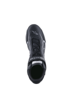 Zapatos Tech-1 T V3 FIA de Alpinestars, calzado para automovilismo, negro y plateado, vista superior que muestra el sistema de cordones y la correa de velcro con la marca, cuero de vaca de plena flor con el logo de la estrella blanca en la puntera, calzado profesional para automovilismo.