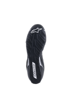 Zapatos Alpinestars Tech-1 T V3 FIA, vista de la suela, negro y plateado, suela de goma asimétrica con dibujo de neumático, logotipo de Alpinestars en blanco, compuesto delgado para mayor sensibilidad con los pedales