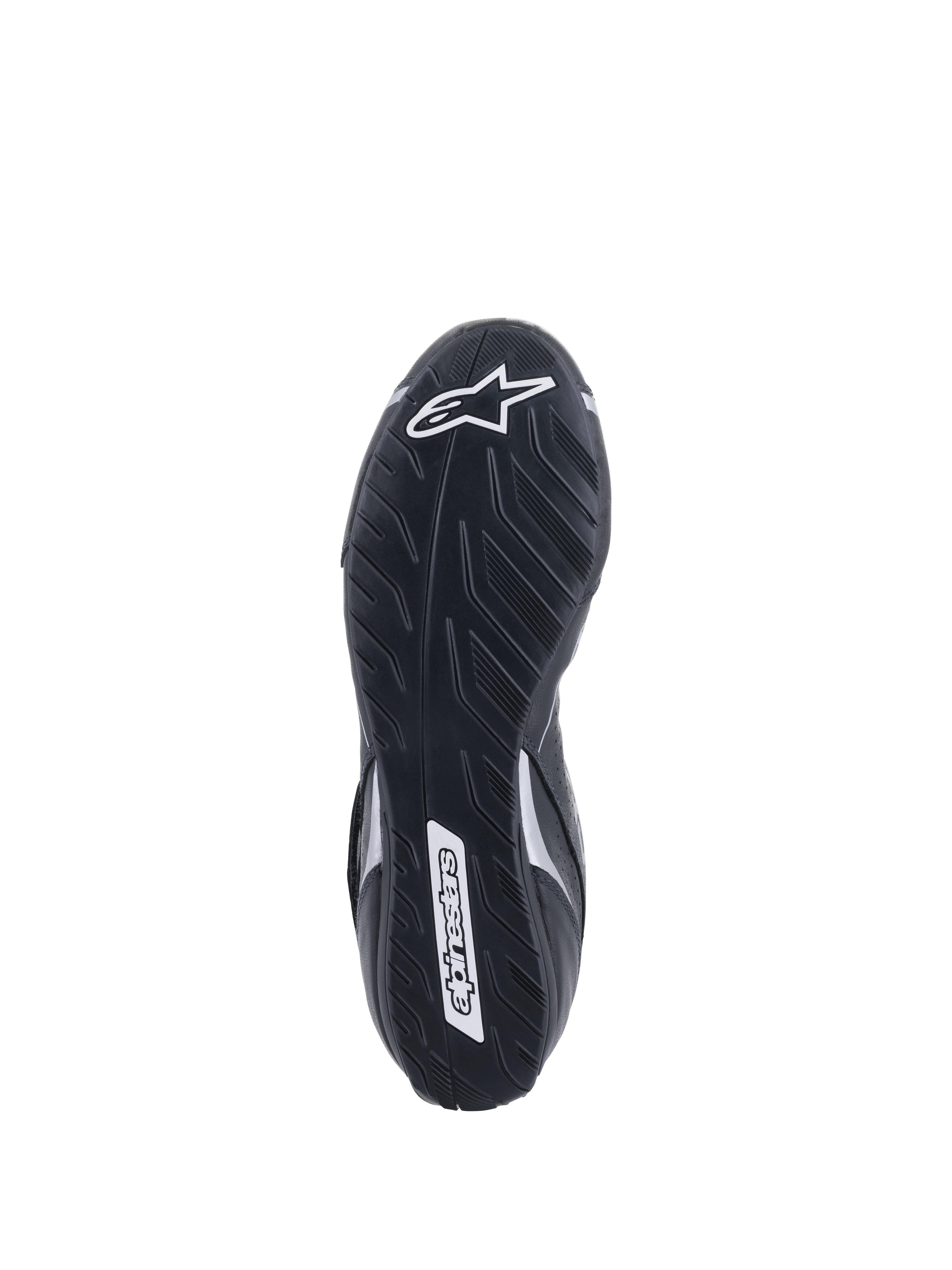 Zapatos Alpinestars Tech-1 T V3 FIA, vista de la suela, negro y plateado, suela de goma asimétrica con dibujo de neumático, logotipo de Alpinestars en blanco, compuesto delgado para mayor sensibilidad con los pedales