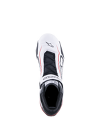 Alpinestars Tech-1 T V3 Shoes FIA, zapatos de automovilismo, blanco, negro y rojo, vista superior que presenta una parte superior de cuero blanco con líneas de acento rojas, cordones negros, correa de gancho y bucle con la marca y etiqueta de certificación SFI en la lengüeta