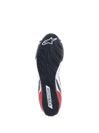 Zapatillas Alpinestars Tech-1 T V3 FIA, calzado de automovilismo, blanco, negro y rojo, vista detallada de la suela de goma asimétrica inspirada en el dibujo de un neumático, con el logotipo y el nombre de Alpinestars, diseño de suela resistente al aceite y repelente al agua