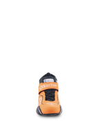 Zapatos Alpinestars Tech-1 T V3 FIA, zapatos de automovilismo, naranja flúor, negro y blanco, vista frontal que muestra la correa de gancho y bucle con la marca Alpinestars, cordones negros y etiqueta de certificación SFI en la lengüeta