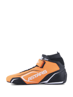 Alpinestars Tech-1 T V3 Shoes FIA, zapatos de carreras de autos, naranja flúor, negro y blanco, vista de perfil lateral, con construcción de cuero de vaca, correa de tobillo de gancho y bucle, y marca Astars en blanco.