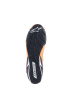 Zapatos Alpinestars Tech-1 T V3 FIA, naranja fluo, negro y blanco, vista inferior que muestra la suela de goma negra con un patrón de dibujo asimétrico, logotipo Alpinestars blanco en la puntera y marca denominativa en el talón.