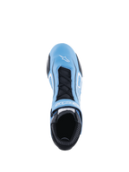 Zapatos Alpinestars Tech-1 T V3 FIA, calzado para automovilismo, azul claro, negro y blanco, vista superior que muestra la construcción íntegra en cuero de vaca, cordones negros con correa de gancho y bucle, logotipo de Alpinestars blanco en la puntera y lengüeta perforada para transpirabilidad