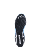Zapatos Alpinestars Tech-1 T V3 FIA, vista inferior de la suela de goma negra, diseño de dibujo de neumático asimétrico, logotipos de la estrella y el nombre de Alpinestars en blanco, detalles de cuero azul claro y negro, calzado de alto rendimiento para automovilismo