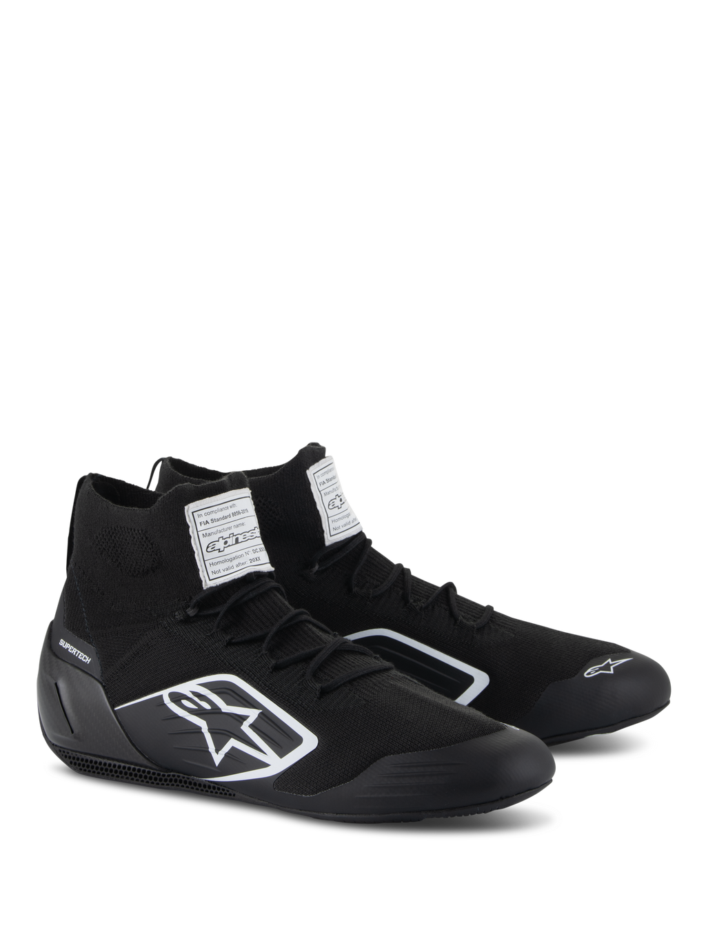 Alpinestars Supertech Shoes, zapatos de automovilismo, negros, con parte superior de punto retardante al fuego y copa del talón de fibra de carbono, logo blanco de Alpinestars en el lateral, etiquetas de certificación FIA/SFI en la lengüeta, calzado profesional para deportes de motor con un diseño estilizado
