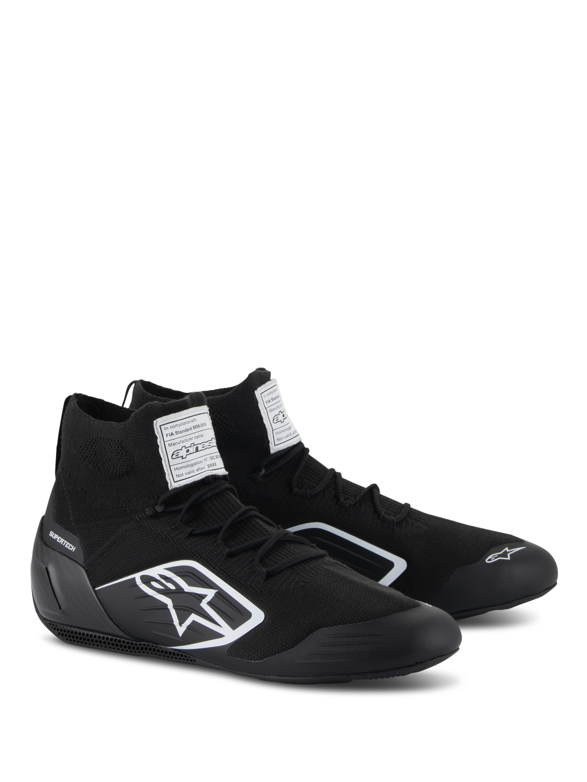 Alpinestars Supertech Shoes, zapatos de automovilismo, negros, con parte superior de punto retardante al fuego y copa del talón de fibra de carbono, logo blanco de Alpinestars en el lateral, etiquetas de certificación FIA/SFI en la lengüeta, calzado profesional para deportes de motor con un diseño estilizado