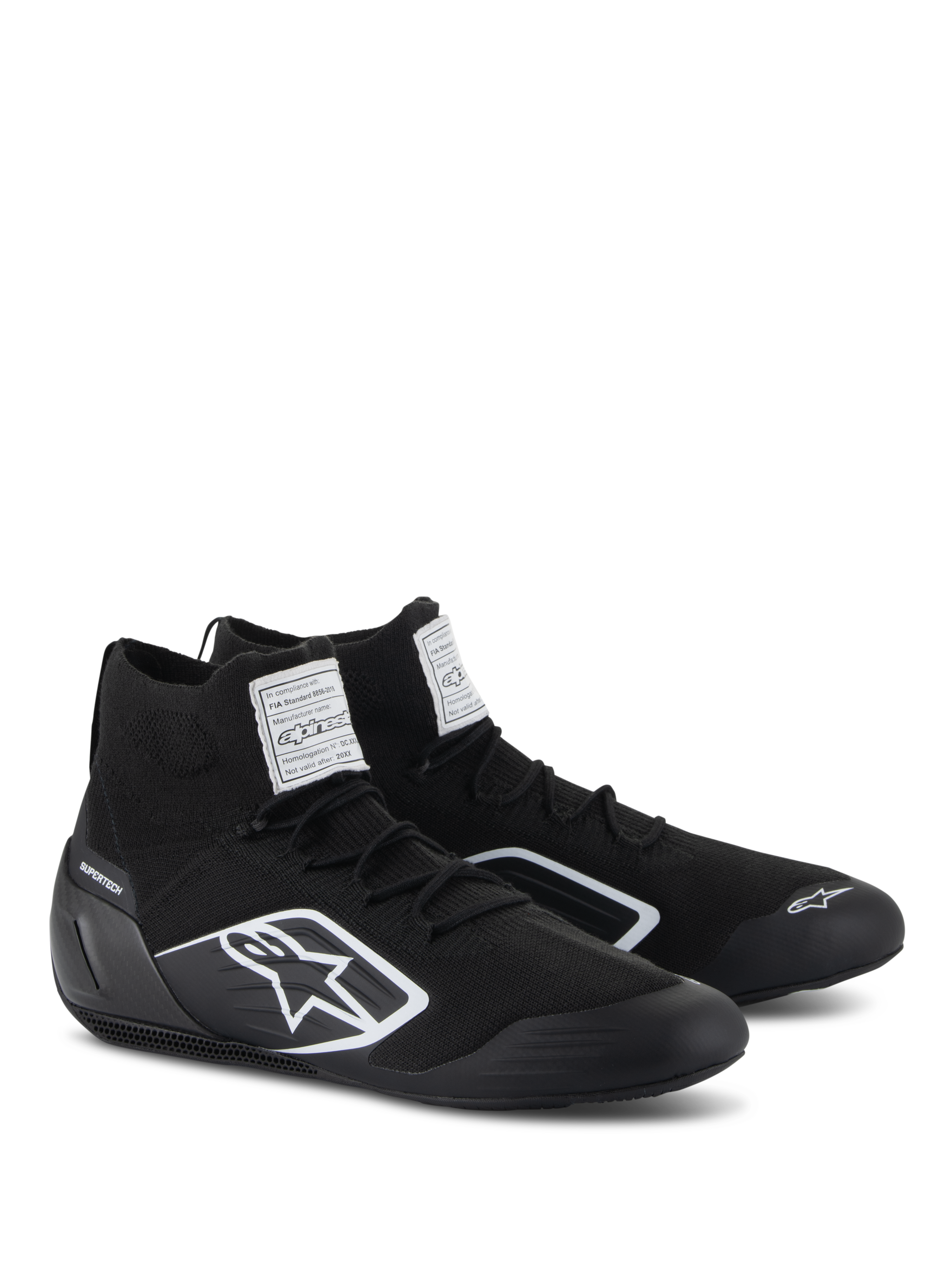 Alpinestars Supertech Shoes, zapatos de automovilismo, negros, con parte superior de punto retardante al fuego y copa del talón de fibra de carbono, logo blanco de Alpinestars en el lateral, etiquetas de certificación FIA/SFI en la lengüeta, calzado profesional para deportes de motor con un diseño estilizado