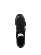 Alpinestars Supertech Shoes - FIA/SFI, zapatos de carreras de autos, negros, vista superior que muestra la parte superior de aramida completamente tejida, cordones planos y logo Alpinestars blanco en la punta, calzado profesional de automovilismo