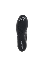Alpinestars Supertech Shoes, zapatos de automovilismo, negros, vista inferior de la suela de goma ultrafina con logo de estrella blanca y marca alpinestars, con un patrón de banda de rodadura asimétrico para sensibilidad con los pedales y agarre
