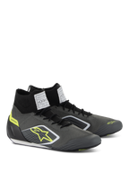 Zapatos Alpinestars Supertech, calzado para automovilismo, gris frío y negro con detalles en amarillo flúor, con parte superior de punto aramídico, talonera de fibra de carbono y etiquetas blancas de certificación FIA en la lengüeta, diseño profesional de competición