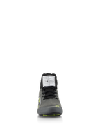 Zapatos Alpinestars Supertech, zapatos de automovilismo, gris frío con negro y amarillo flúor, vista frontal con parte superior de punto y etiqueta de certificación FIA en la lengüeta