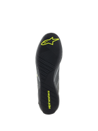 Zapatos Alpinestars Supertech, calzado para carreras de automovilismo, gris frío y amarillo flúor, vista detallada de la suela de goma negra con banda de rodadura asimétrica texturizada y logotipos amarillos de Alpinestars para mayor agarre y sensibilidad en los pedales.