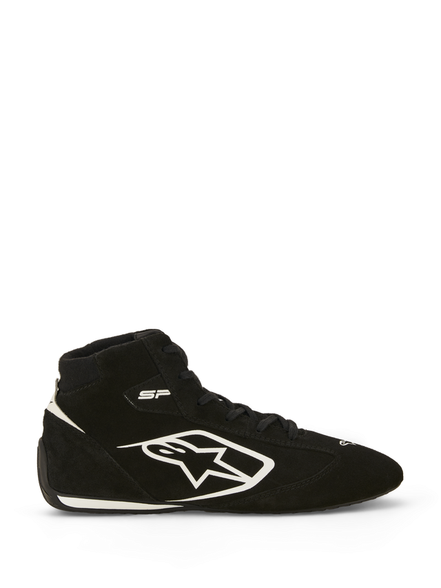 Alpinestars SP V3 Shoes FIA, zapatillas de automovilismo, negro y blanco, perfil lateral que muestra la parte superior de gamuza premium con un logotipo grande de Alpinestars en blanco, diseño de caña alta, marca 'SP' cerca del tobillo y suela fina de especificación de carreras con ribete blanco.