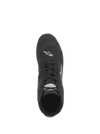 Zapatos Alpinestars SP V2, calzado de automovilismo, color negro, vista superior que muestra el sistema de cordones asimétricos, construcción en ante de primera calidad y el logotipo blanco de Astars en la puntera