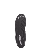 Zapatos Alpinestars SP V2, calzado de automovilismo, negro, vista inferior de la suela ultrafina con especificación de Fórmula 1, agarre texturizado para mayor tacto de los pedales, con logotipos blancos de Alpinestars en el talón y el mediopié