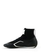 Alpinestars Supertech K Shoes - FIA, zapatillas de karting, en negro y blanco, vista de perfil lateral, con una construcción de caña alta completamente tejida, gráficos laterales angulares en blanco y logotipo blanco en la punta, calzado técnico de carreras