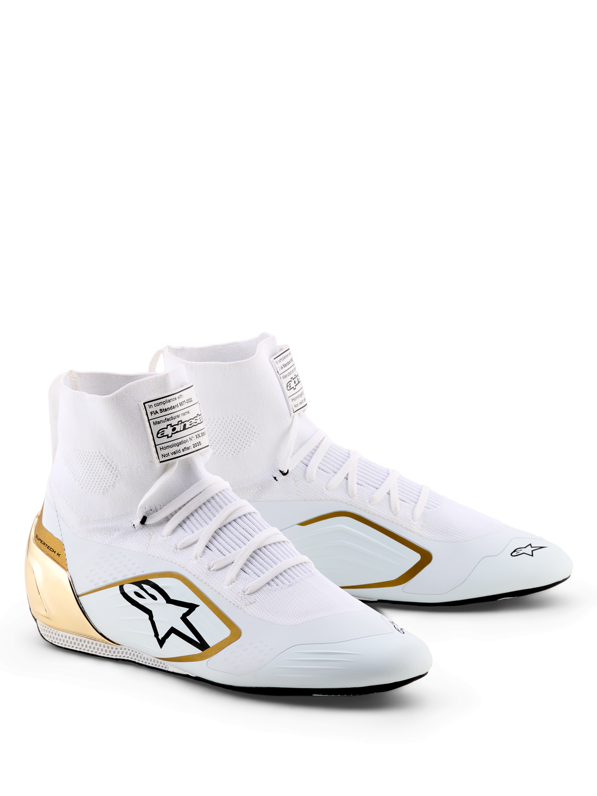 Zapatos Alpinestars Supertech K - FIA, zapatos de karting, blanco, negro y dorado, con parte superior de punto, contrafuerte del talón en oro metálico, logotipo de Alpinestars negro con borde dorado, calzado de carreras profesional para karting