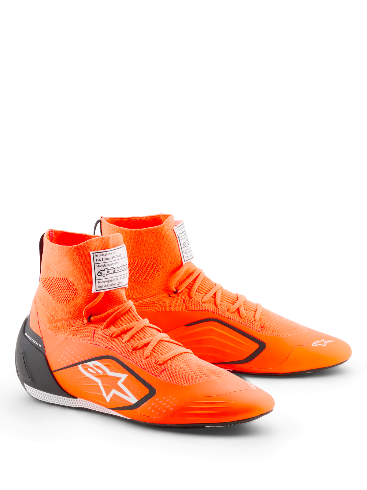Zapatos de karting Alpinestars Supertech K - FIA, en naranja flúor, negro y blanco, con parte superior de punto de caña alta, contrafuerte de talón de TPU negro, logo de Alpinestars blanco y etiqueta de certificación FIA en la zona de la lengüeta